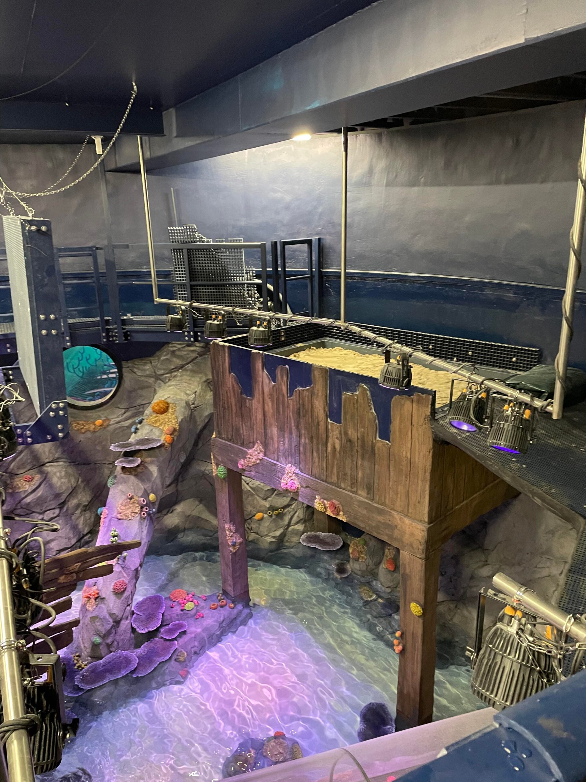 Ocean tank theming